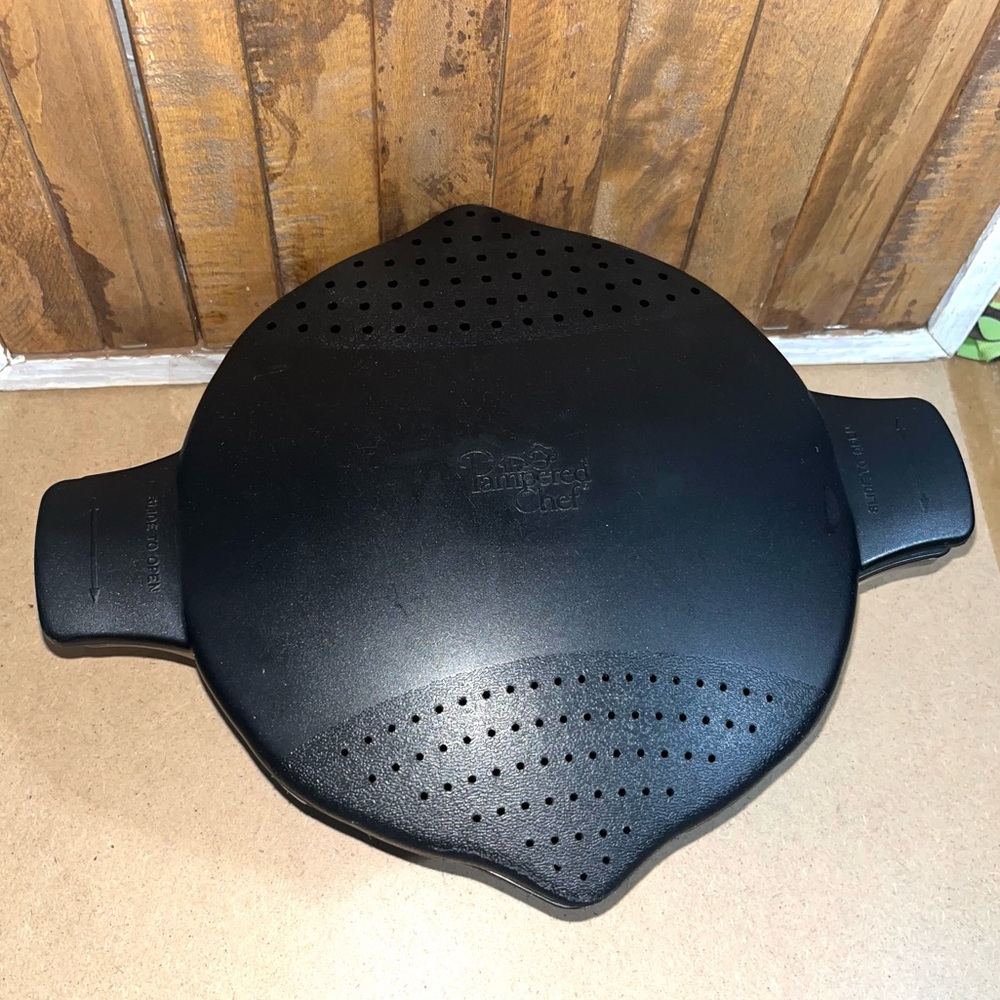 Pampered Chef Black Micro Cooker Microwave Steamer Large 8 Cup 2 Quart #2778